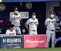 　得点が奪えず、矢野監督（中央）はさえない表情を見せる（撮影・山口登）