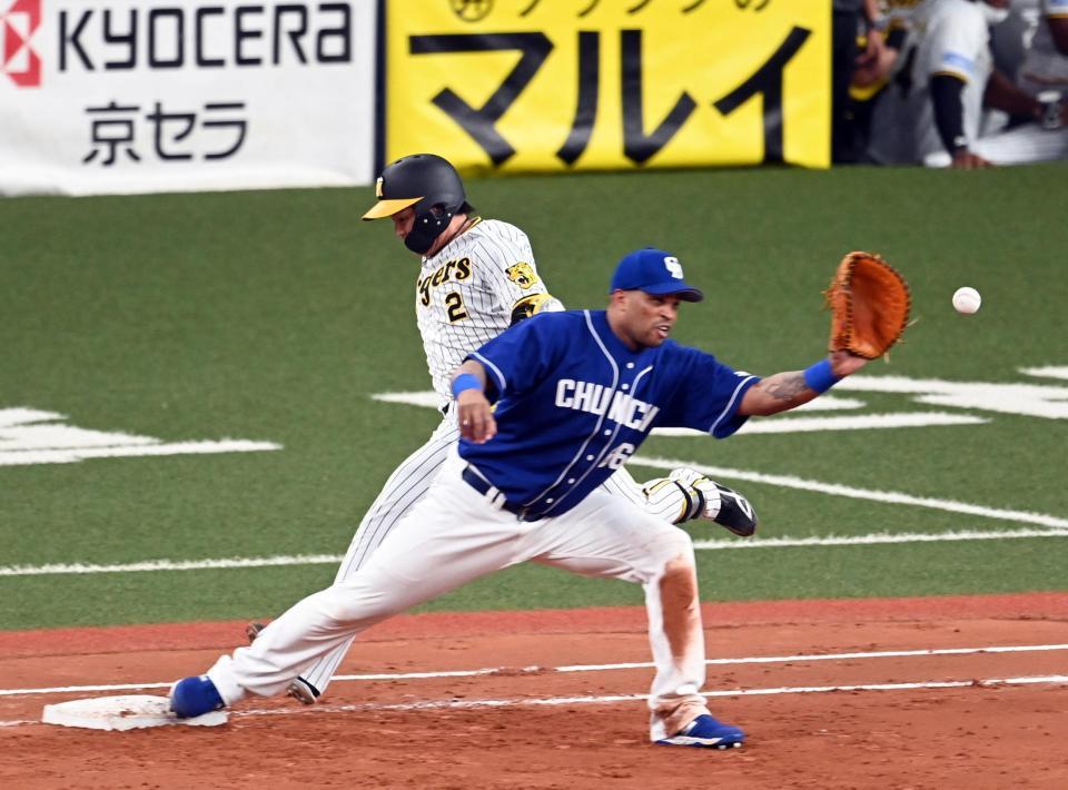 　２回、梅野は併殺に倒れる（撮影・山口登）