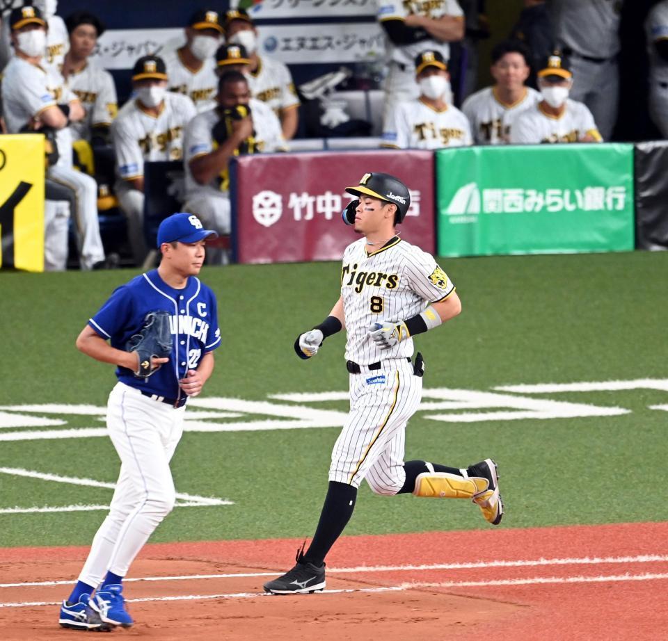 　４回、佐藤輝は一ゴロに倒れる（撮影・山口登）