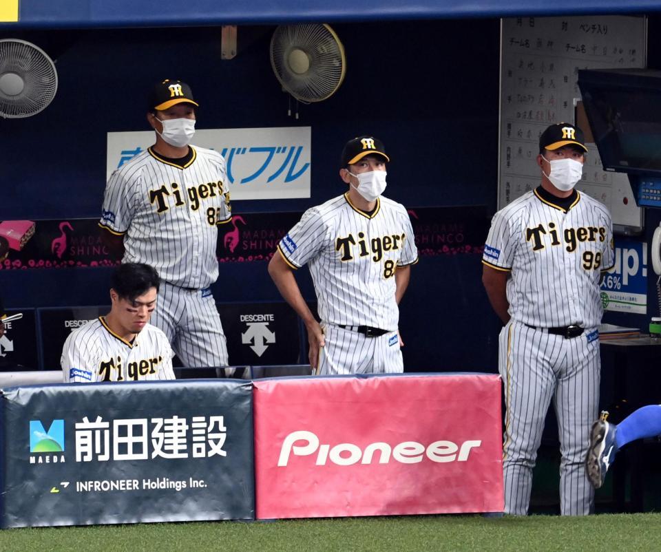 　得点が奪えず、矢野監督（中央）はさえない表情を見せる（撮影・山口登）