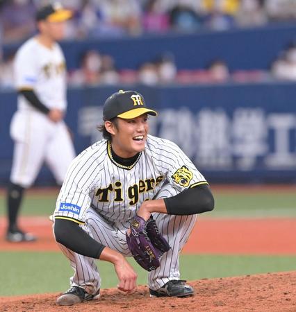 　６回、岡林に二盗を決められ、苦笑いの藤浪（撮影・高部洋祐）