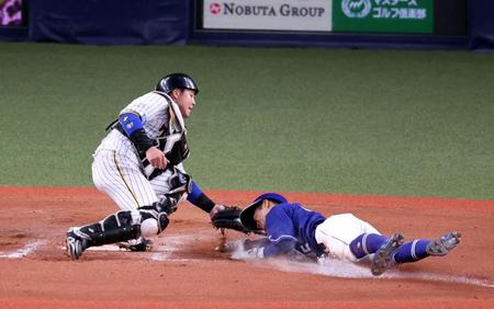 　８回、土田は岡林の遊ゴロで生還。矢野監督はリクエストをするも判定は覆らず（撮影・山口登）