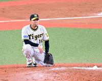 　８回、木下に２ランを浴びた西勇はマウンドでガックリ（撮影・山口登）