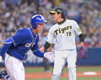 　６回、岡林（左）にスクイズを決められる藤浪（撮影・高部洋祐）