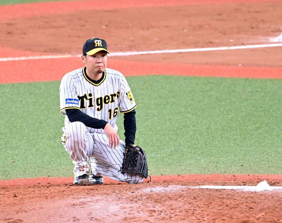 　８回、木下に２ランを浴びた西勇はマウンドでガックリ（撮影・山口登）