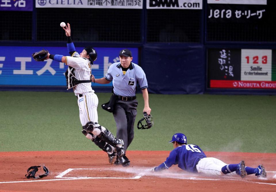 　６回、三走・土田は岡林のスクイズで生還する（撮影・山口登）