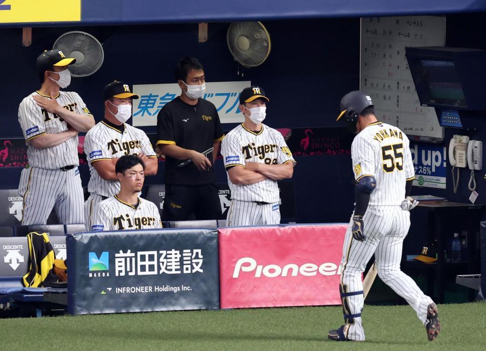 　９回、陽川が三振に倒れ、矢野監督は厳しい表情でグラウンドを見つめる（撮影・山口登）