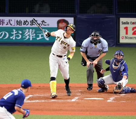 　４回、無死二、三塁の好機で空振り三振に倒れた佐藤輝（撮影・山口登）