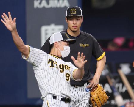 　矢野監督（手前）の指導を受ける佐藤輝（撮影・田中太一）