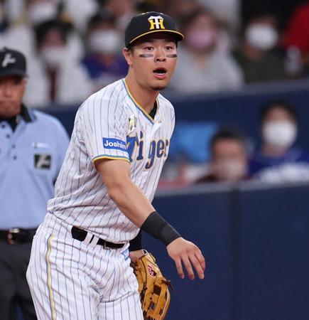　２回、一塁へ悪送球する佐藤輝（撮影・田中太一）
