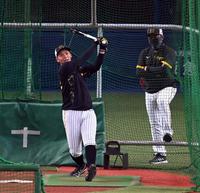 　１軍に合流し早出特打する井上（右は北川コーチ）＝撮影・山口登