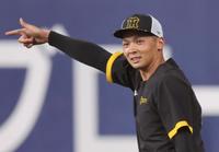 　外野ノックを受ける井上（撮影・田中太一）