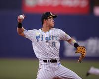 　２回、大野奨の打球を一塁に悪送球する佐藤輝（撮影・坂部計介）