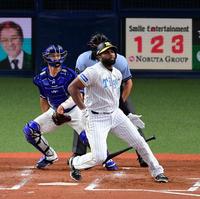 　２回、ロドリゲスは併殺に倒れる（撮影・山口登）