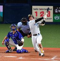 　５回、山本は中犠飛を放つ（撮影・山口登）