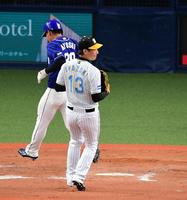 　９回、岩崎が暴投し勝ち越しを許す（撮影・山口登）