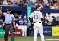 　９回、暴投で勝ち越しを許し、ぼう然と立ち尽くす岩崎（撮影・田中太一）