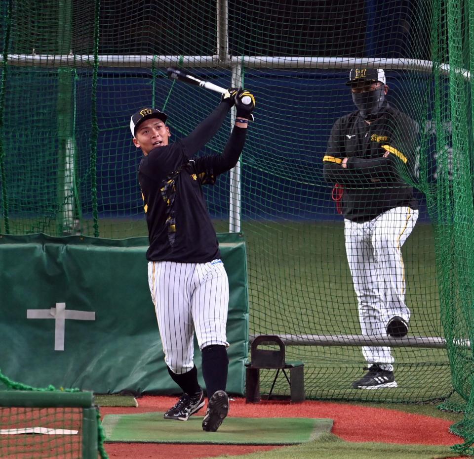 　１軍に合流し早出特打する井上（右は北川コーチ）＝撮影・山口登