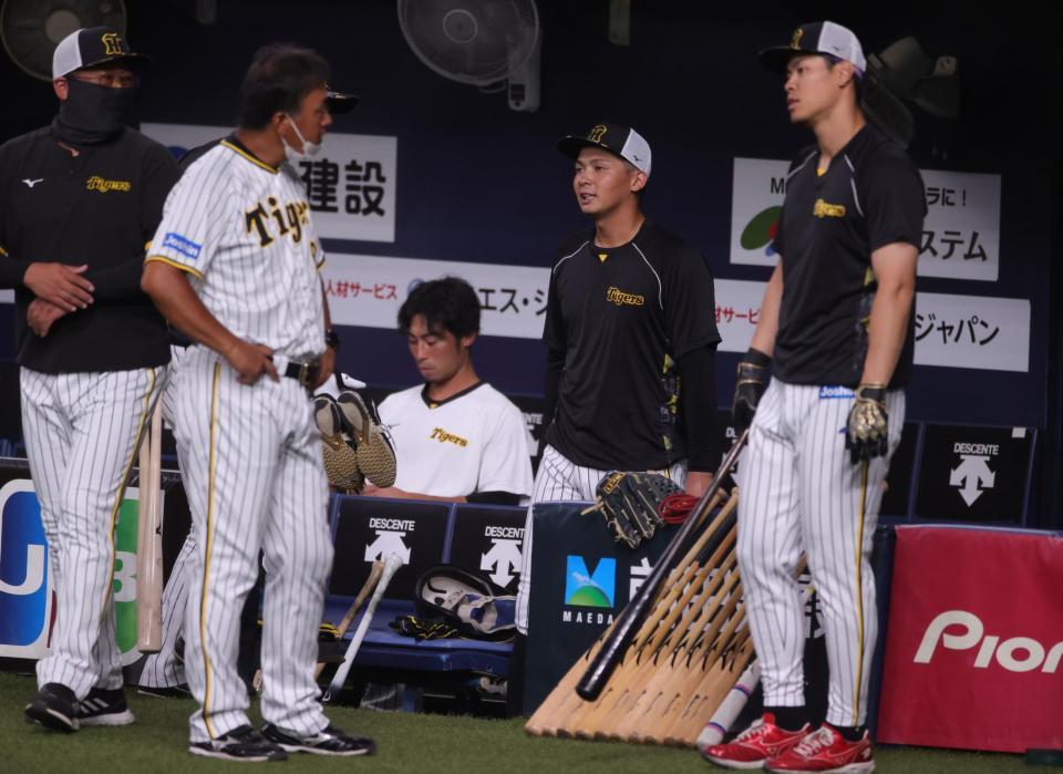 　１軍に合流した井上（中央）＝撮影・坂部計介