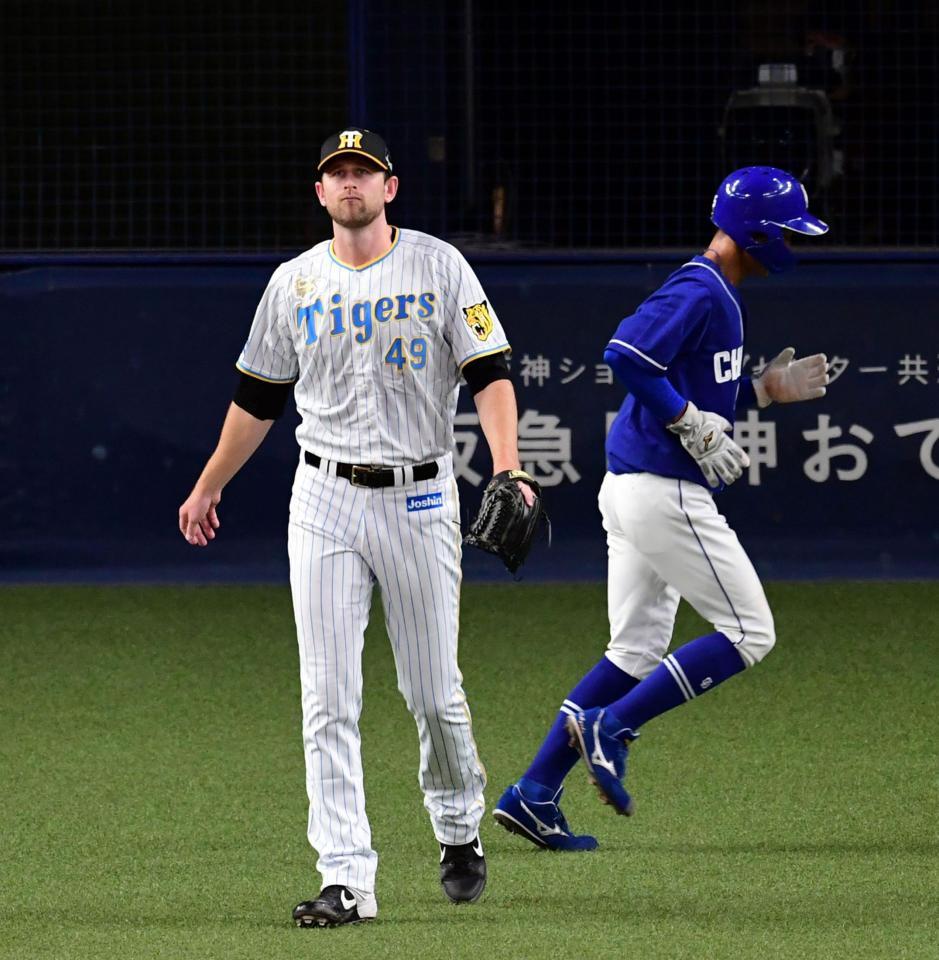 　３回、ガンケル（手前）は岡林に中前打を打たれ、二塁走者の土田が生還する（撮影・山口登）