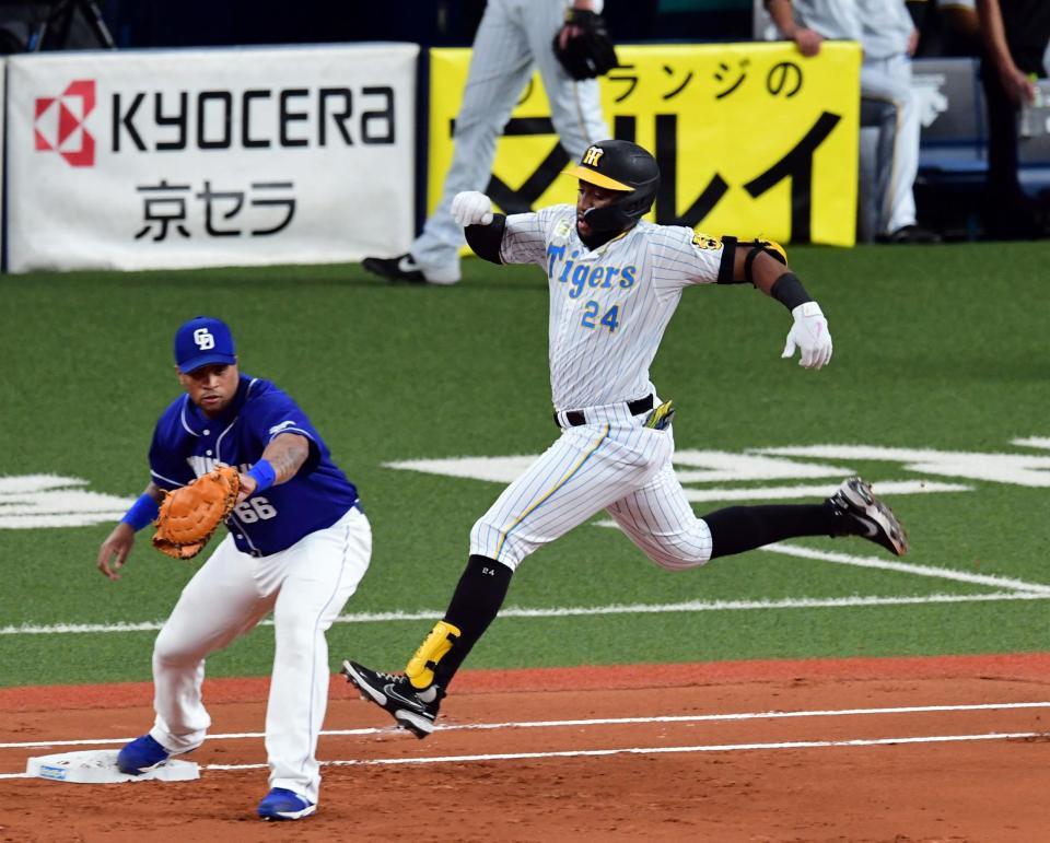 　１回、ロハス（右）は併殺に倒れる（撮影・山口登）