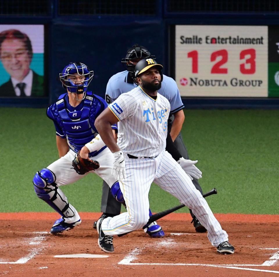 　２回、ロドリゲスは併殺に倒れる（撮影・山口登）