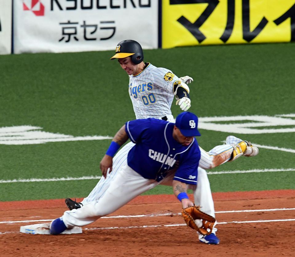 　３回、山本は併殺に倒れる（撮影・山口登）