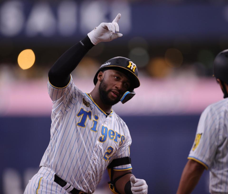 　５回、ロハスは左越えに３ランを放つ（撮影・坂部計介）