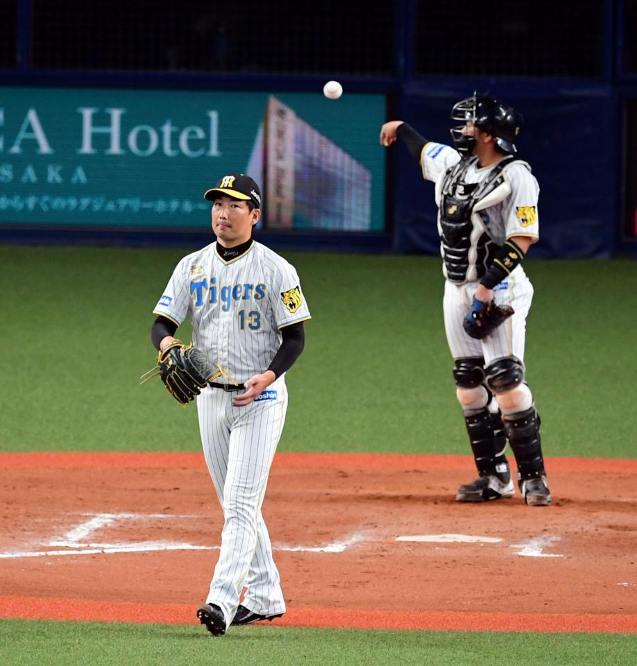 　９回、岩崎は暴投で勝ち越しを許し厳しい表情を見せる（撮影・山口登）