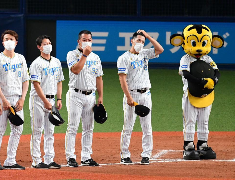 　中日に敗れ６連敗。元気なくファンにあいさつする矢野監督（右）＝撮影・山口登