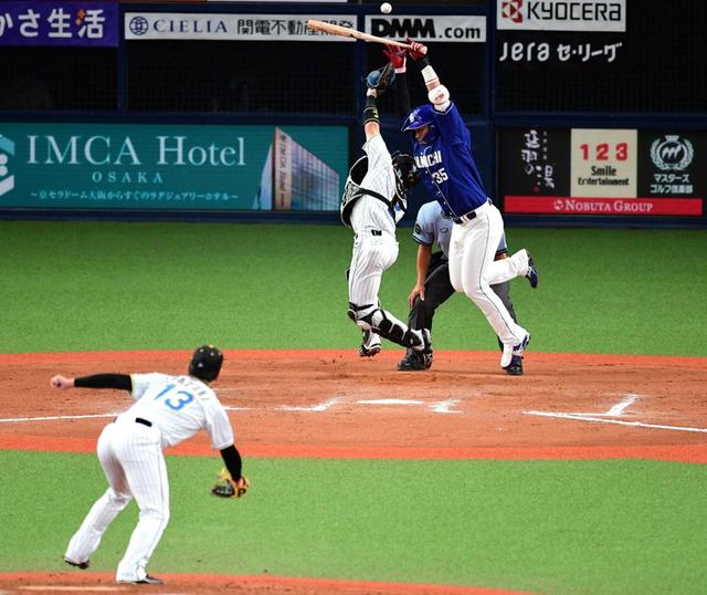 阪神・岩崎まさか“大暴投”スクイズ外したはずが梅野のミット届かず 6