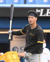 　試合前に打撃練習をする佐藤輝（撮影・堀内翔）