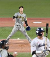 　２回、村上に四球を与え、悔しがる青柳（撮影・飯室逸平）