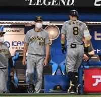 　８回、投手交代を告げにベンチを出る矢野監督。右は佐藤輝（撮影・堀内翔）