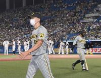 　敗戦を見届け、足早にグラウンドを後にする矢野監督（撮影・飯室逸平）