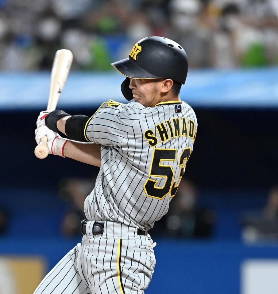 　９回、中前タイムリーを放つ島田（撮影・飯室逸平）