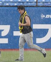 突如雨が降り出し、グラウンドを後にする伊藤将（撮影・飯室逸平）