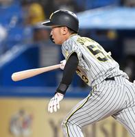 　３回、内野安打を放つ島田（撮影・飯室逸平）