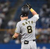 　３回、好機で遊飛に倒れてヘルメットを脱ぐ佐藤輝（撮影・堀内翔）