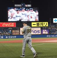 足早にグラウンドを後にする矢野監督（撮影・飯室逸平）
