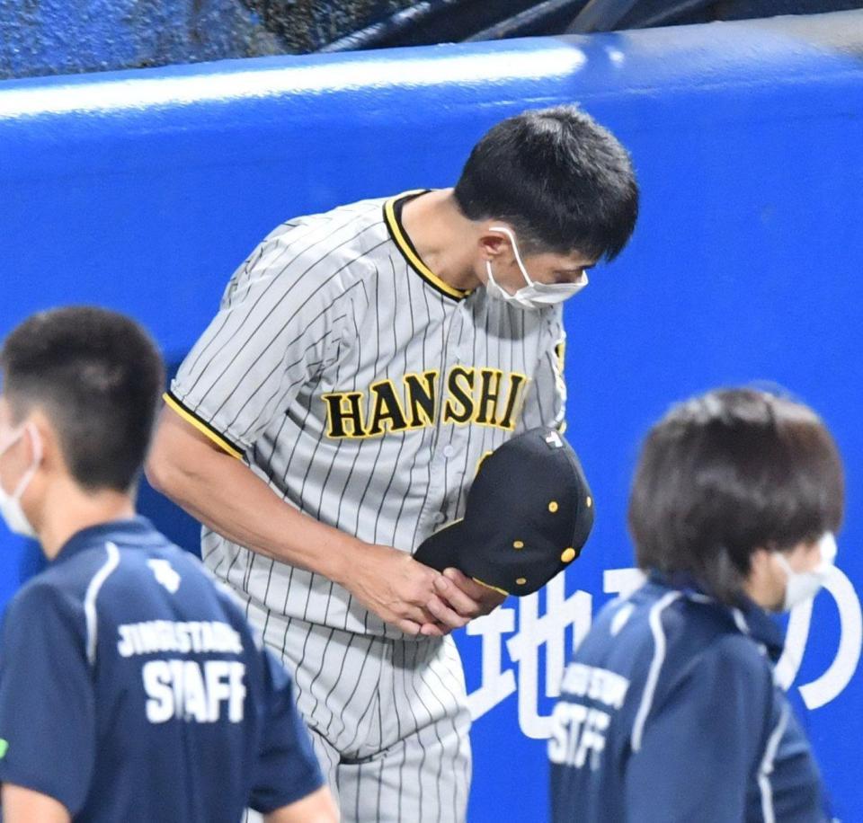 球場を後にする矢野監督（撮影・佐々木彰尚）