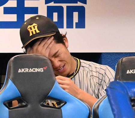 　試合後、ベンチで悔しがる伊藤将