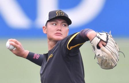 　キャッチボールをする西純（撮影・佐々木彰尚）