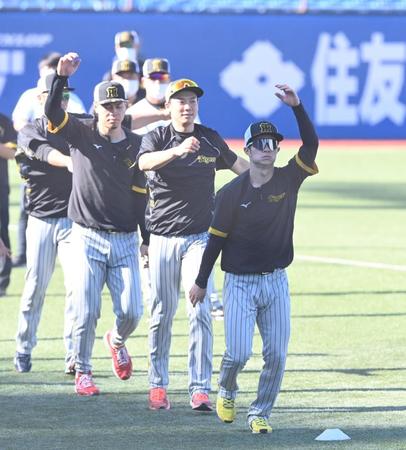 チームに合流した阪神・中野（右）