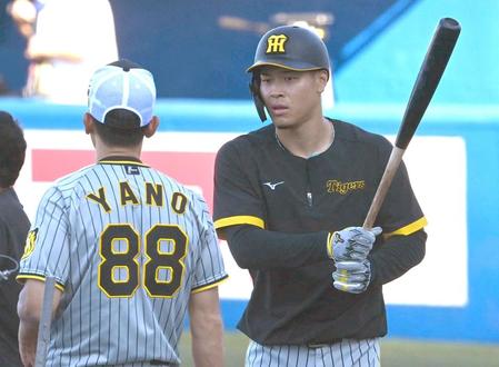 　矢野監督からアドバイスを受ける佐藤輝（撮影・飯室逸平）