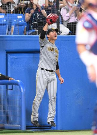 　３回、ロハスが先制の３ランを放ち喜ぶ西純（撮影・堀内翔）