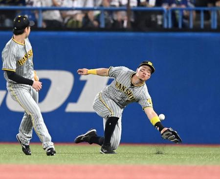 　４回、佐藤輝はサンタナの打球を追うも届かず…、二塁打となる（撮影・飯室逸平）