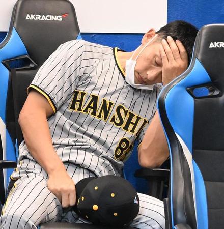 　５回を終えてベンチで厳しい表情を見せる矢野監督（撮影・堀内翔）
