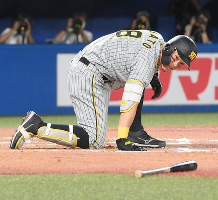 　８回、自打球が当たりしゃがみ込む佐藤輝（撮影・堀内翔）