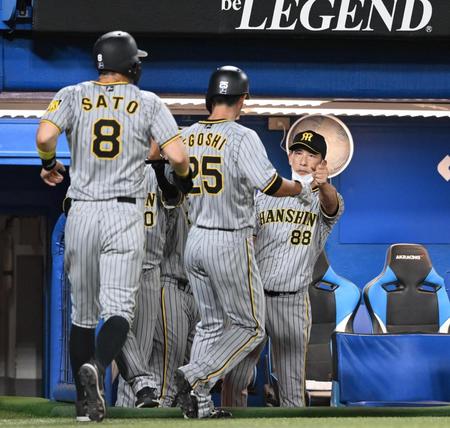 　７回、生還した原口、佐藤輝を迎える矢野監督（撮影・堀内翔）